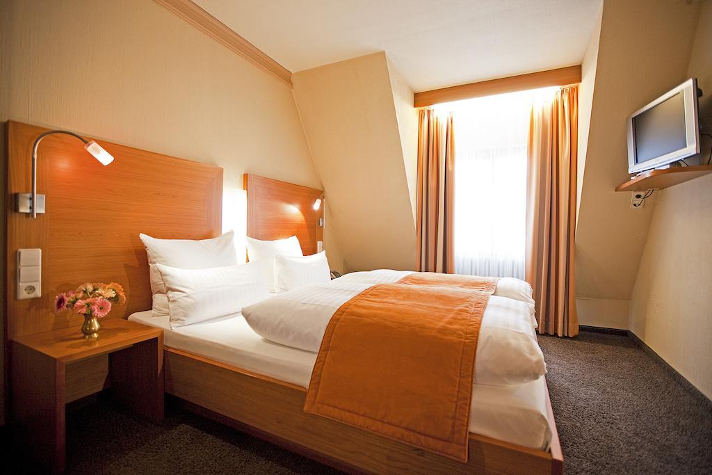 Hotel Krone Ohg غيرلينغن الغرفة الصورة